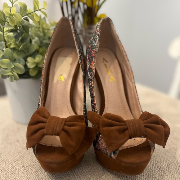 Cute Alba pattern Heels with peep toe and brown bow accent. size 6.5 - Picture 3 of 6